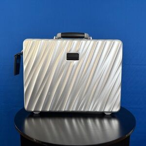 TUMI 19 Degrees Aluminum Briefcase - NEW NEVER USED FULLY INTACT/UNMONOGRAMED
